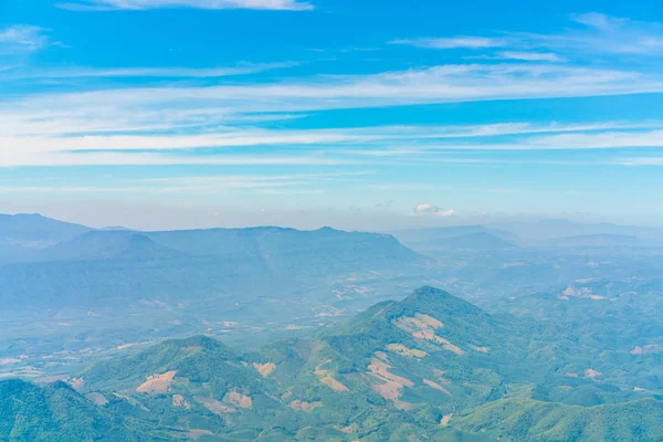 Montanhas sob nuvens. Vista do avião  . — Fotografia de Stock