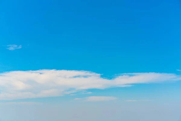 Wolk in blauwe hemel . — Stockfoto