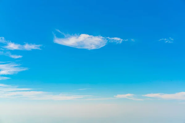 เมฆในท้องฟ้าสีฟ้า  . — ภาพถ่ายสต็อก