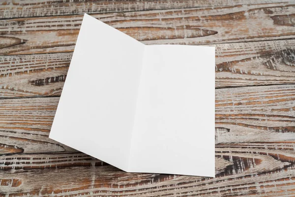 Bifold πρότυπο λευκό χαρτί για την υφή του ξύλου . — Φωτογραφία Αρχείου