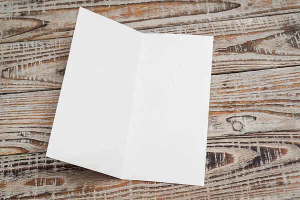 Bifold wit sjabloon papier op houtstructuur . — Stockfoto