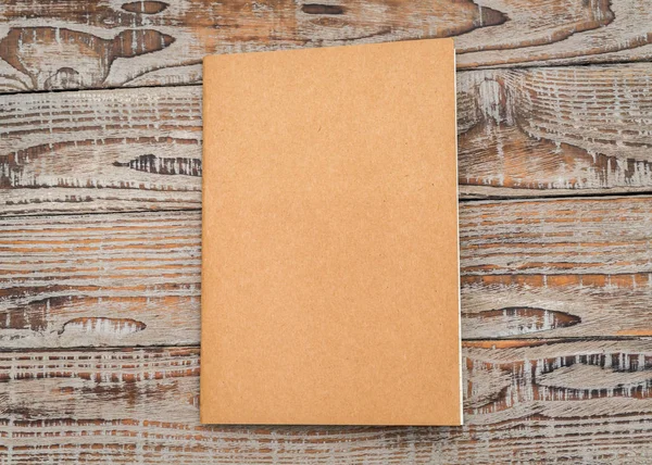 Livro de papel reciclado sobre fundo de madeira  . — Fotografia de Stock