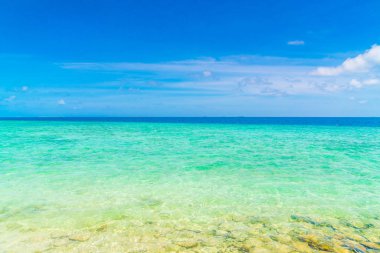 Güzel tropikal Maldivler ada beyaz kumlu plaj ve se ile