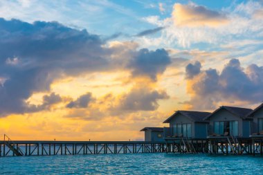 Tropikal Maldivler adalar su Villa ile güzel gündoğumu