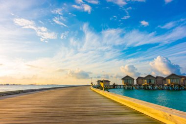 Tropikal Maldivler adalar su Villa ile güzel gündoğumu