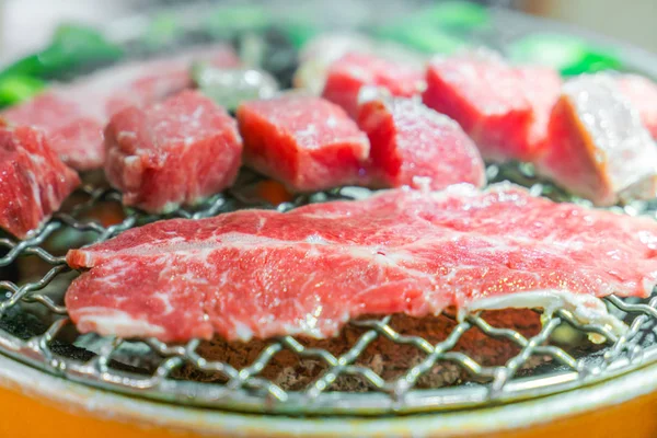 Estilo japonês carne fresca crua em churrasqueira quente  . — Fotografia de Stock