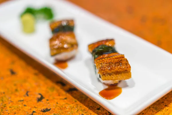 Japansk mat: ål fisk sushi rulle . — Stockfoto