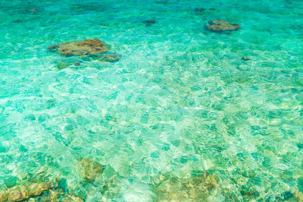 Maldivler Adası 'ndaki mercan resifleriyle deniz manzarası . — Stok fotoğraf