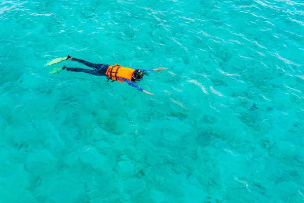 Snorkel en la isla tropical de Maldivas  . — Foto de Stock