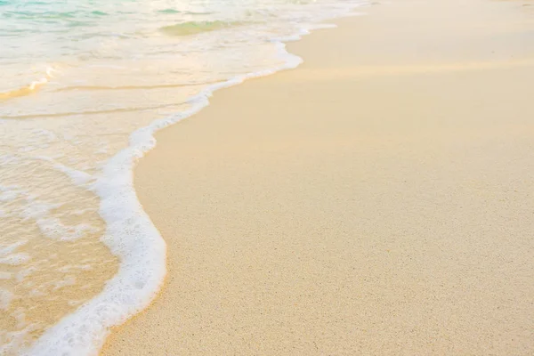 Mooie tropische Maldiven island met witte zandstrand en se — Stockfoto