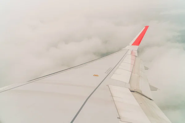 구름 위를 나는 비행기의 날개 . — 스톡 사진