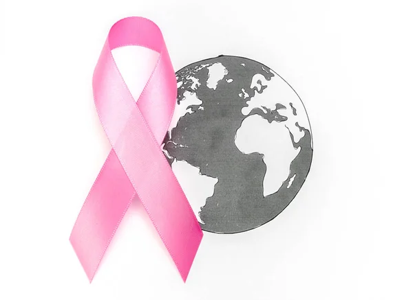 Werelddag van de kanker: Breast Cancer Awareness lint op wereldkaart . — Stockfoto