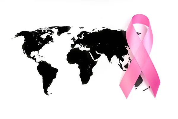 Día Mundial del Cáncer: Cinta de Concientización sobre el Cáncer de Mama en el mapa del mundo  . — Foto de Stock