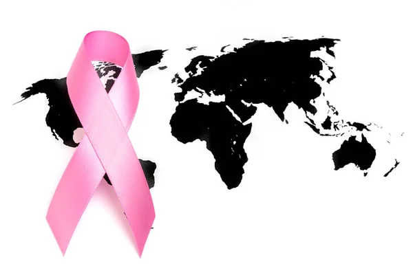 Werelddag van de kanker: Breast Cancer Awareness lint op wereldkaart . — Stockfoto