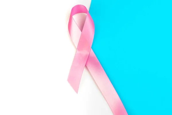 Weltkrebstag: Brustkrebs-Bewusstseinsband auf weißem Rücken — Stockfoto