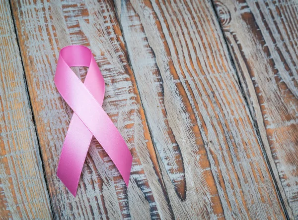 Giornata mondiale del cancro: Nastro di consapevolezza del cancro al seno su legno Backgr — Foto Stock