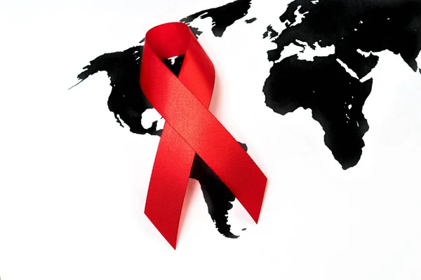 Journée mondiale du cancer : Ruban de sensibilisation au cancer du sein sur la carte du monde  . — Photo