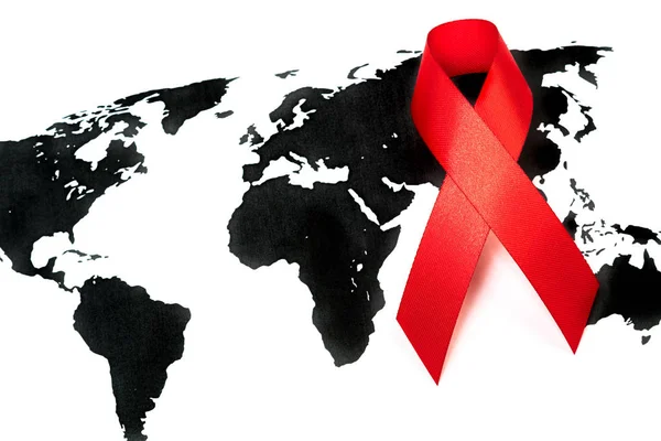 Journée mondiale du cancer : Ruban de sensibilisation au cancer du sein sur la carte du monde  . — Photo