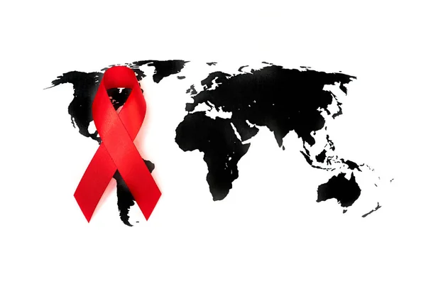 Giornata mondiale del cancro: Nastro di consapevolezza del cancro al seno sulla mappa del mondo  . — Foto Stock