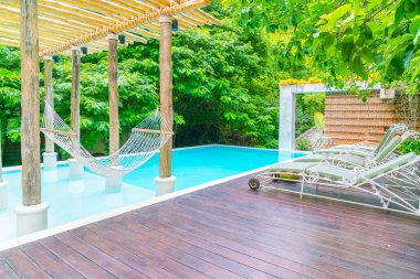 Lüks yüzme havuzunda beyaz hamak .