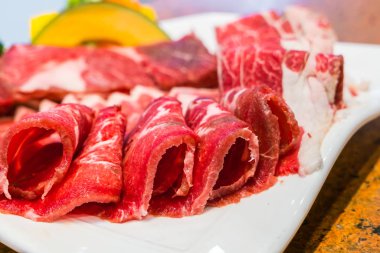 Pişmemiş çiğ et. .