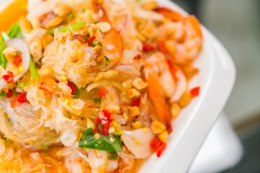 Karides ve sebze ile baharatlı erişte .