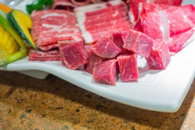 Pişmemiş çiğ et. .