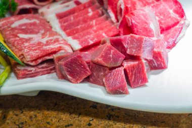 Pişmemiş çiğ et. .