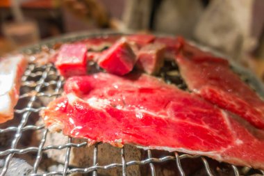 Japon tarzı ham taze et sıcak Barbekü Izgara .