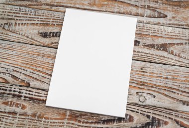 Katalog, dergi boş, sahte ahşap arka plan üzerinde kitap .