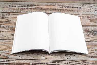 Katalog, dergi boş, sahte ahşap arka plan üzerinde kitap .
