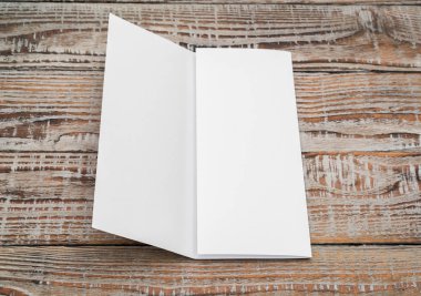 Panelli beyaz şablon Kağıt ahşap doku üzerinde .