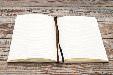Katalog, dergi boş, sahte ahşap arka plan üzerinde kitap .