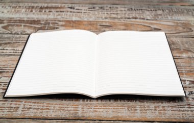 Katalog, dergi boş, sahte ahşap arka plan üzerinde kitap .