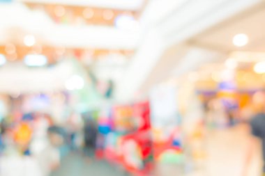 İnsanlar alışveriş merkezinde bulanıklık .