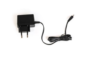 Beyaz bir arka plan üzerinde AC adaptörü  .