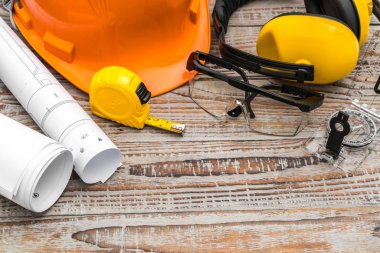 kask ve çizim araçları ile inşaat planları planları .