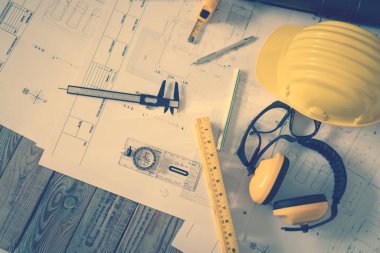 kask ve çizim araçları ile inşaat planları planları .