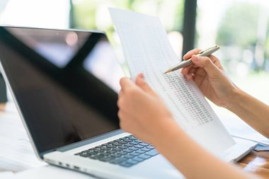 Kapalı toplantıda laptop ve mali grafikleri kullanarak iş adamları