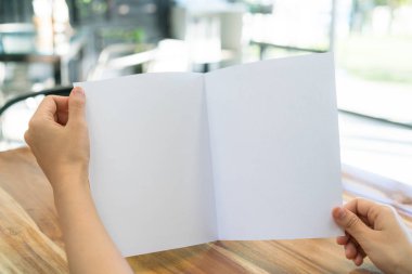 Kadın el tutun Bifold beyaz şablon kağıt üzerinde ahşap doku .