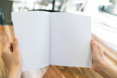 Kadın el tutun Bifold beyaz şablon kağıt üzerinde ahşap doku .