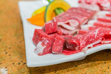 Pişmemiş çiğ et. .