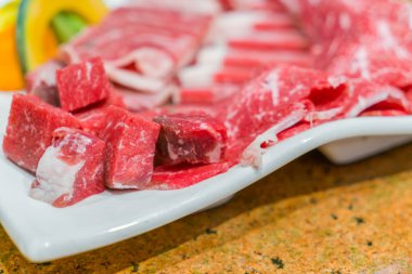 Pişmemiş çiğ et. .