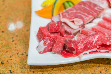 Pişmemiş çiğ et. .