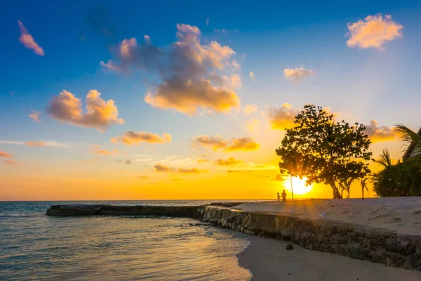 Piękny zachód słońca niebo nad spokojne morze w tropikalnych Malediwy isl — Zdjęcie stockowe