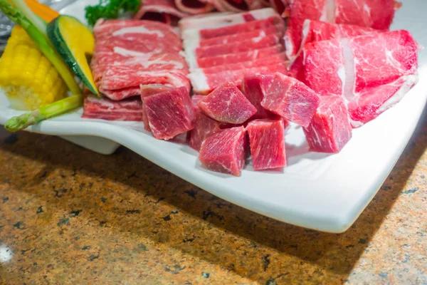 Pişmemiş çiğ et. .