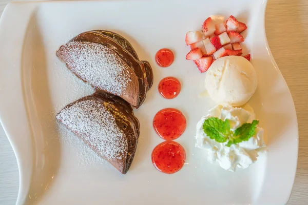 Pannkaka och frukter med glass på bordet . — Stockfoto