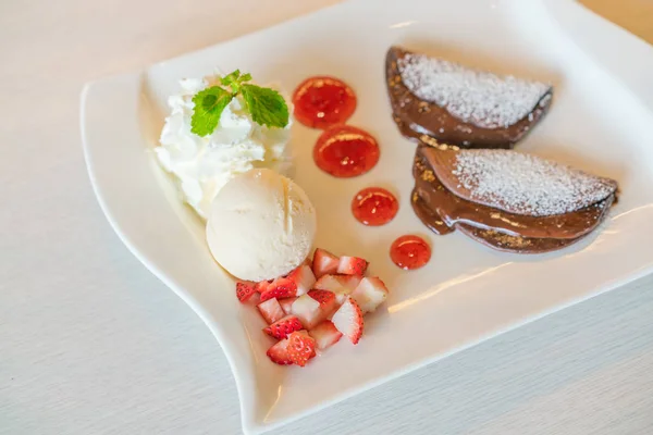 Panqueque y fruta con helado en la mesa  . —  Fotos de Stock