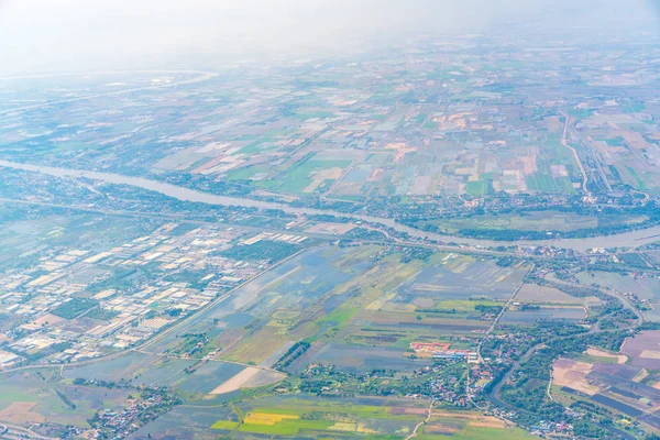 Weergave van de grond van vliegtuig venster . — Stockfoto