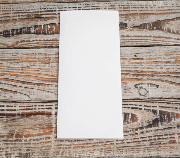 Bifold papel de plantilla blanco sobre textura de madera  . —  Fotos de Stock